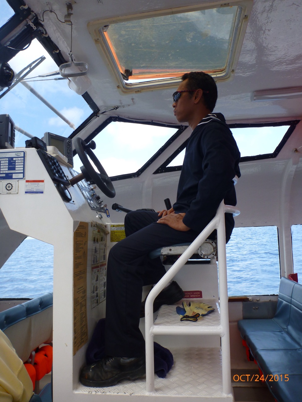 http://images2.travelark.org/images/al-karen/5.1424899620.tender-pilot-in-command-towards-dravuni-island.jpg