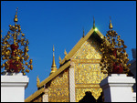Viharn des Wat Chai Phra Kiat mit funkelndem Stein