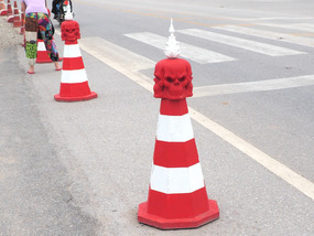Pylone vor dem Wat Rong Khun