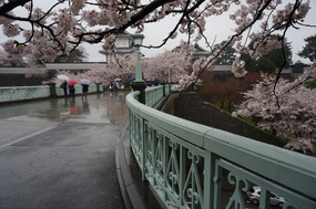 The bridge linking Kenrokuen Garden to the castle