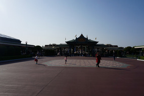 Empty lines in the Tokyo Disney "special" entrance