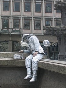 Living statue on a break.