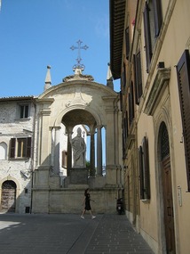 Statue near the gate at Gubbio