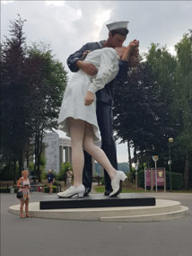 The statue of the GI kissing the nurse