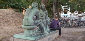 Statue plus extra
