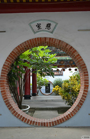 moon door (love it!) at Fahua temple