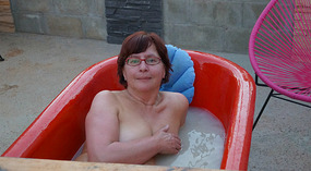 Gudrun in der Wanne