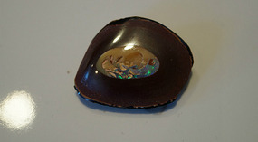 Polierter Stein mit etwas Opal