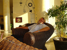 Ein Drink in der Hotelhalle2