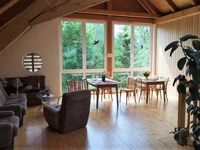 Upstairs guest lounge