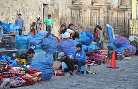 Hawkers setting up by El Carmen