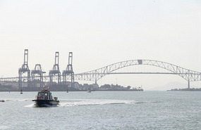 Port at Balboa / Puente de Americas