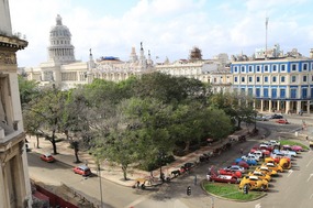 Capitolio Nacional in background