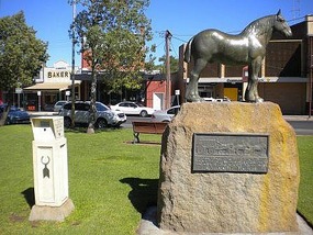 Draft horse monument & bakery @ Nhill
