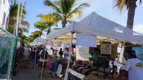 Le marché, une série de petites tentes...