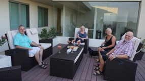 Le cocktail sur la terrasse arrière du complexe
