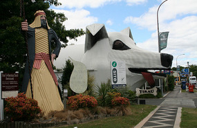 The corrugated iron sculptures @ Tirau 