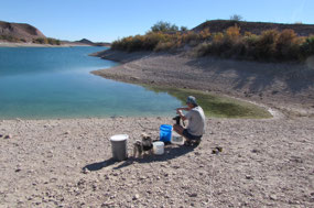 Claude pompe l'eau du lac
