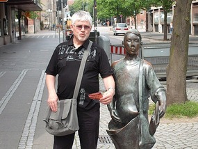 The paper lad of Kiel with his apprentice!!