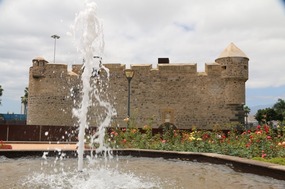 Castel de la Luz through the fountain