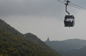 Cable Carril con el Buda de fondo