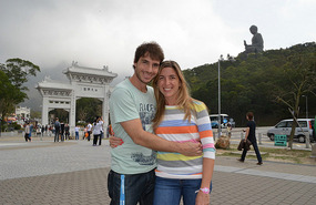 Con el Buda de fondo