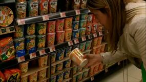 Video eligiendo fideos instantaneos en el super