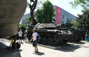 Chris caminando entre los tanques