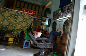 Otro peluquero esperando clientes...