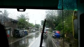 Video a traves del parabrisas del bus