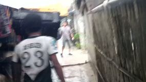 Video caminando por la aldea bajo la lluvia