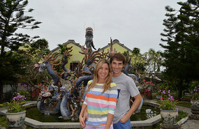 Con la fuenta de dragones