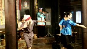 Show bizarro de danzas, atencion al de barba
