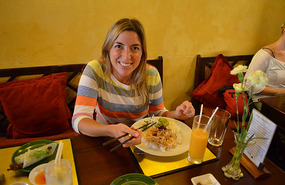 Vicky con su comida picantita