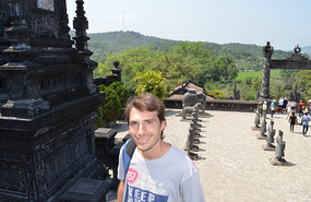 Con las estatuas de fondo