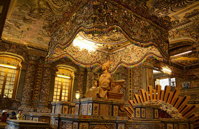 Estatua 1:1 del emperador Khai Dinh