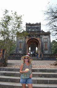 Fusion Vietnamitoespañola. Sombrero con abanico.