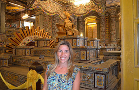 Posando con la estatua