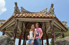 Posando en una pagoda