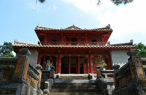Unos de los edifcios de la tumba de Minh Mang