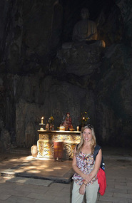 Vicky con Buda de fondo