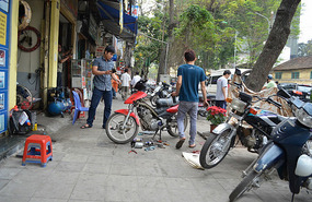 Taller para motos. Donde? Obvio, en la vereda