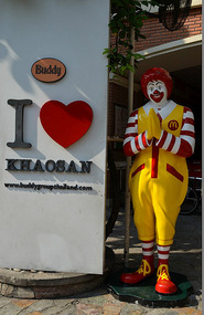 Ronald con tal de vender saco pasaporte Tailandés