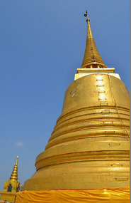 Stupa en la terraza del templo