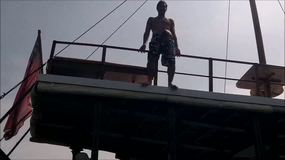 Video: Saltando desde la cubierta