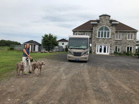 Arriving Le Manour de Majesties