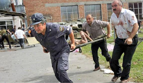 Rescuing the Hostages (c. CNN Library)