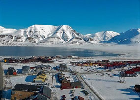 Longyearbyen (c. envisitsvalbard.com)