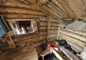 Decaying Hut ()