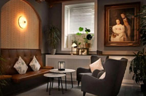 Elegant Bar Area (c. Kayak)